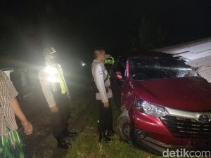 Mobil Avanza Ringsek Tertabrak KA di Sukabumi, 1 Orang Terluka