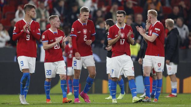 SOCCER-UEFANATIONS-CZE-POR/REPORT Soccer Football - UEFA Nations League - Group B - Czech Republic v Portugal - Eden Arena, Prague, Czech Republic - September 24, 2022 Czech Republic's Adam Hlozek, Petr Sevcik, David Zima and Ondrej Kudela applaud fans after the match REUTERS/David W Cerny