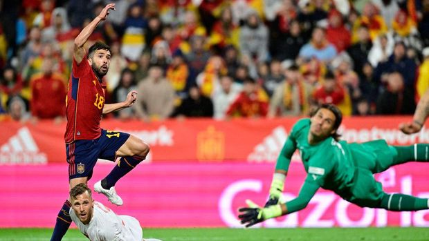Spain's midfielder Jordi Alba (L) scores his team first goal during the UEFA Nations League, league A, group 2 football match between Spain and Switzerland, at La Romareda stadium in Zaragoza on September 24, 2022. (Photo by JAVIER SORIANO / AFP) (Photo by JAVIER SORIANO/AFP via Getty Images)