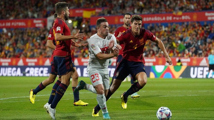 ZARAGOZA, SPAIN - SEPTEMBER 24: Xherdan Shaqiri of Switzerland, Jordi Alba of Spain and Pau Torres of Spain battle for the ball during the UEFA Nations League League A Group 2 match between Spain and Switzerland at La Romareda on September 24, 2022 in Zaragoza, Spain. (Photo by Berengui/DeFodi Images via Getty Images)