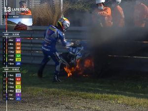 Ngeri! Suzuki GSX-RR Takuya Tsuda Terbakar di MotoGP Jepang Ngeri! Suzuki GSX-RR Takuya Tsuda Terbakar di MotoGP Jepang