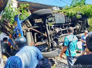 Korban Tewas Kecelakaan Maut Truk Tangki di Banyuwangi Jadi 4 Orang Korban Tewas Kecelakaan Maut Truk Tangki di Banyuwangi Jadi 4 Orang