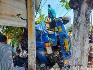 Truk Tangki Muat Solar Terguling hingga Seruduk Warung Usai Tabrak Pemotor