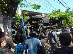 Truk Tangki Muat Solar Tabrak Pemotor-Warung Tewaskan 4 Orang Diduga Rem Blong