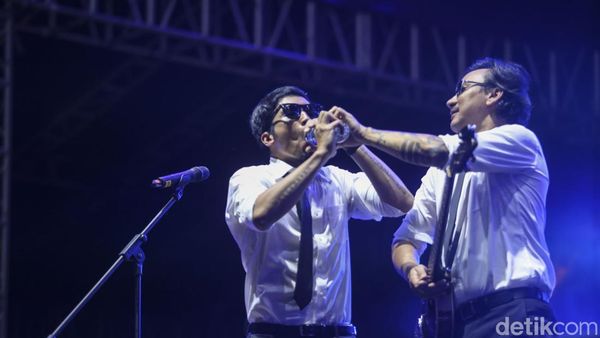 Endah N Rhesa Koes Plus-an Bareng Vincent Desta + Andre Taulany