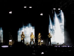 Bawakan 14 Lagu, Westlife Sukses Puaskan Penggemar di Surabaya Bawakan 14 Lagu, Westlife Sukses Puaskan Penggemar di Surabaya