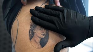 Tato di Paha, Persembahan Cinta Warga Inggris Buat Ratu Elizabeth II