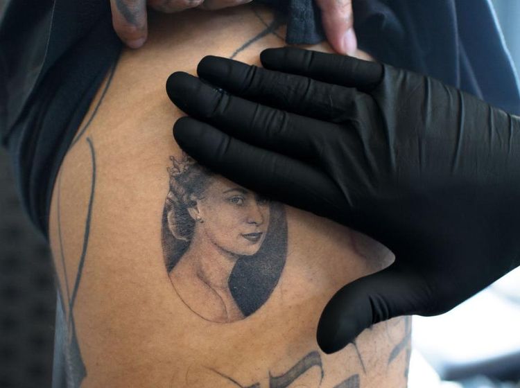 Tato Paha Unik: Deklarasi Cinta Abadi Warga Inggris untuk Ratu Elizabeth II