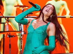 Dua Lipa Bergoyang Bebas di Panggung