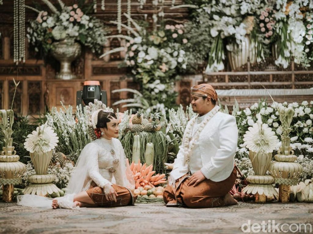 10 Foto Pernikahan Anak Pejabat Viral bak Pasar Rakyat, Gratis Ambil Sayuran