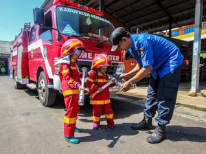 Melihat Aksi Siswa TK Latihan Jadi Pemadam Kebakaran, Bikin Gemas! Melihat Aksi Siswa TK Latihan Jadi Pemadam Kebakaran, Bikin Gemas!