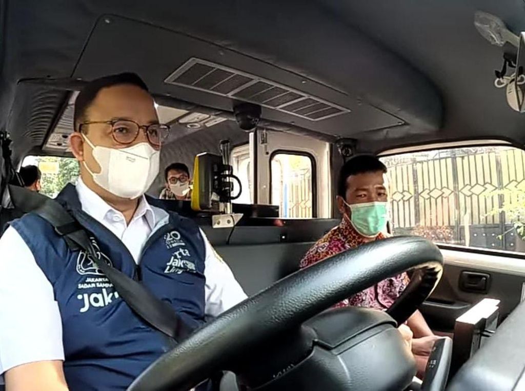 Anies Baswedan Mendadak Jadi Sopir Angkot, Begini Momennya Anies Baswedan Mendadak Jadi Sopir Angkot, Begini Momennya