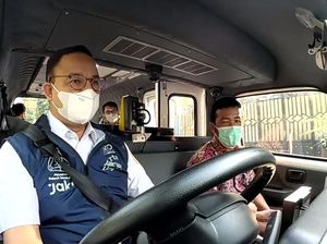 Anies Baswedan Mendadak Jadi Sopir Angkot, Begini Momennya Anies Baswedan Mendadak Jadi Sopir Angkot, Begini Momennya