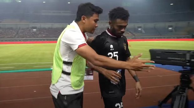 Asnawi Mangkualam dan Yakob Sayuri berbicara saat Indonesia vs Curacao.
