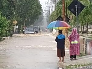Hujan Deras Guyur Pacitan, Sejumlah Ruas Jalan Banjir Hujan Deras Guyur Pacitan, Sejumlah Ruas Jalan Banjir
