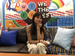 Beabadoobee soal Yeah Yeah Yeahs dan Simon Pegg