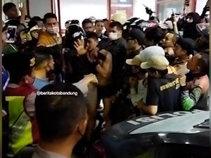 Begal Dikeroyok Warga di Bandung, Disebut Sempat Todongkan Pistol