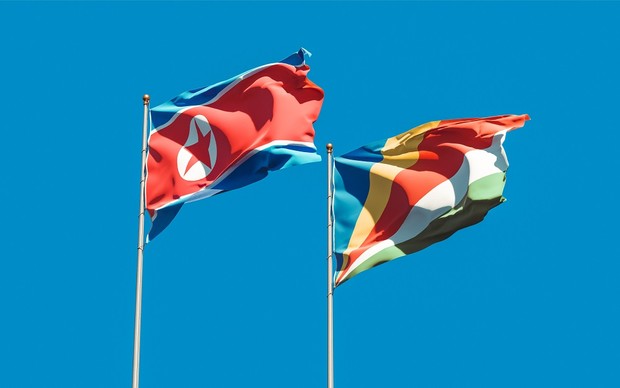 Bendera Korea Utara (Kiri)/Foto:Pexels.com/Leonid Altman