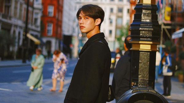 Tampannya Bright Vachirawit Bergaya di Jalanan London