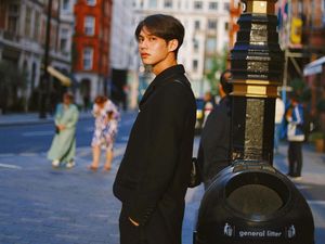 Tampannya Bright Vachirawit Bergaya di Jalanan London