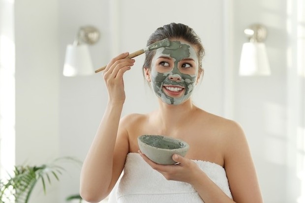 Clay Mask memiliki manfaat untuk merawat kulit berminyak dan berjerawat
