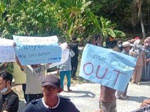 Warga di Lamongan Geruduk Balai Desa Buntut Kades Jadi Tersangka Warga di Lamongan Geruduk Balai Desa Buntut Kades Jadi Tersangka