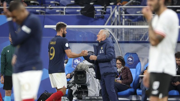 PARIS, FRANCE - SEPTEMBER 22: Olivier Giroud of France salutes coach of France Didier Deschamps when hes replaced during the UEFA Nations League League A Group 1 match between France and Austria at Stade de France on September 22, 2022 in Saint-Denis near Paris, France. (Photo by Jean Catuffe/Getty Images)