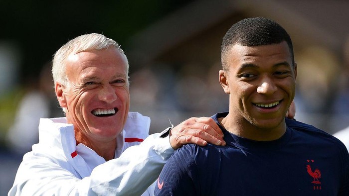 Frances head coach Didier Deschamps (L) jokes with Frances forward Kylian Mbappe during a training session in Clairefontaine-en-Yvelines on May 30, 2022 as part of the teams preparation for the upcoming UEFA Nations League. (Photo by FRANCK FIFE / AFP) (Photo by FRANCK FIFE/AFP via Getty Images)