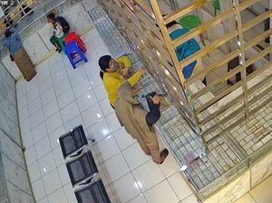 2 Emak-emak di Probolinggo Terekam CCTV Embat 2 Kalung di Toko Emas