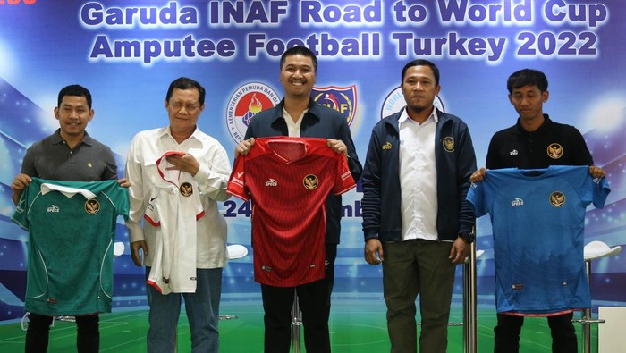 Dukungan Untuk Garuda INAF Jelang Piala Dunia Sepakbola Amputasi Dewan Pembina PSAI Iswahyudi (kedua kiri) bersama Senior Brand Manager Rexona Priyo Ajie (ketiga kiri) dan Ketua PSAI Yudi Yahya (kedua kanan), melepas Timnas Garuda INAF yang akan mengkuti Piala Dunia Sepak Bola Amputasi di Wisma Duta Wiyata, Lebak Bulus, Jakarta, Sabtu (24/9/2022).