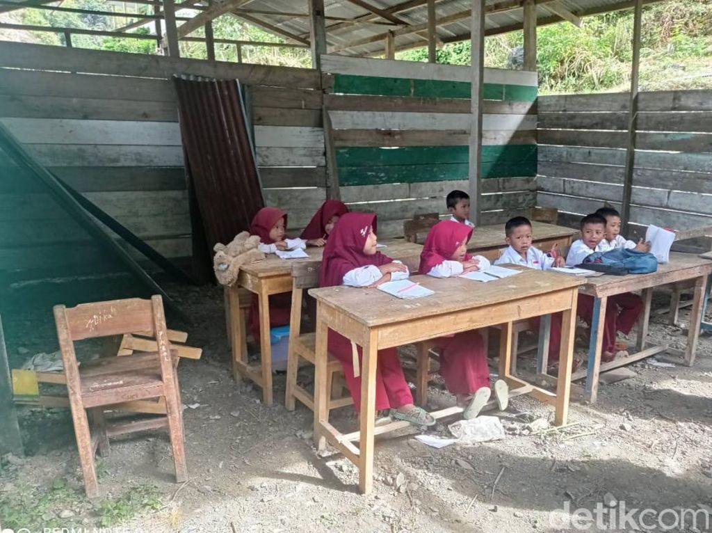 Pemkab Akui Banyak Sekolah Enrekang Tak Layak, Salahkan Sistem Bantuan Pusat Pemkab Akui Banyak Sekolah Enrekang Tak Layak, Salahkan Sistem Bantuan Pusat