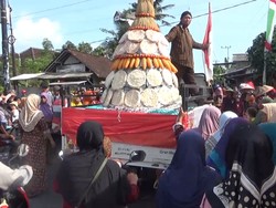 Festival Ketan Lumajang Gelar Sedekah Hasil Gunungan dan Olah Makanan