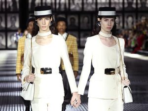 Foto: Kejutan Gucci di Milan Fashion Week, Hadirkan 68 Model Kembar Identik Foto: Kejutan Gucci di Milan Fashion Week, Hadirkan 68 Model Kembar Identik