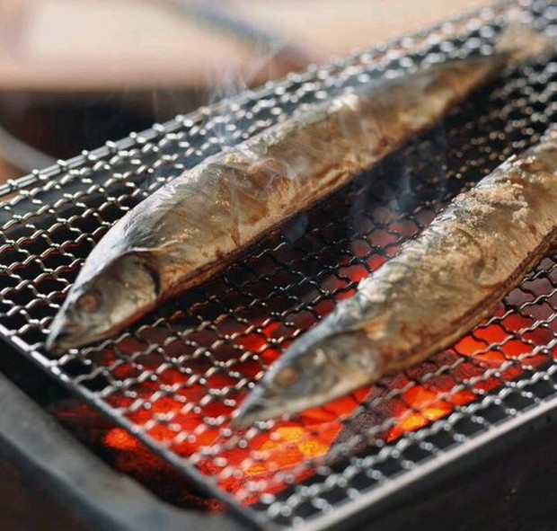 Ilustrasi memanggang ikan sanma/Foto: id.pinterest.com/Yukie Takedomi Ikan sanma merupakan ikan khas musim gugur yang biasanya disajikan di awal musim gugur/Foto: id.pinterest.com/Yukie Takedomi