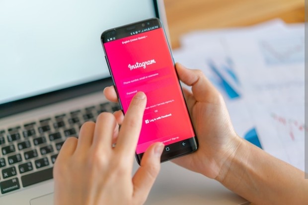 Instagram/Foto: Freepik.com/janoon028 Scroll sosial media jadi penyebab menunda-nunda pekerjaan