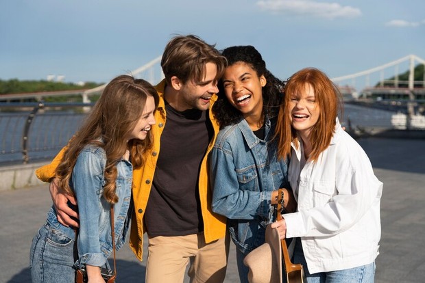 Lingkup pertemanan berpengaruh tentang bagaimana kamu menghargai diri sendiri. So, pilihlah teman yang baik dan jauhi yang toxic.