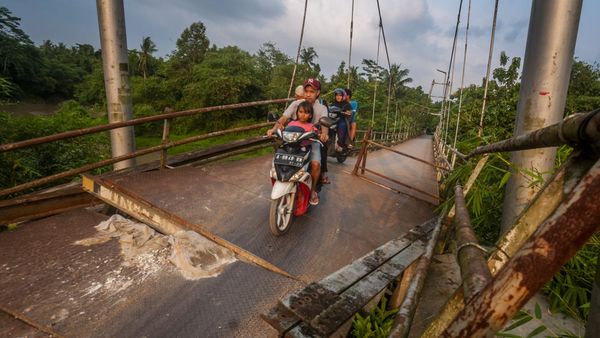 Ngeri! Bertaruh Nyawa Lewati Jembatan Rusak di Rangkasbitung
