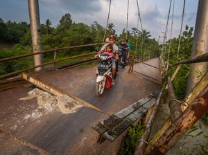 Ngeri! Bertaruh Nyawa Lewati Jembatan Rusak di Rangkasbitung