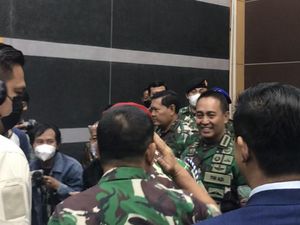 Momen KSAD Dudung Beri Hormat dan Salaman dengan Panglima TNI Momen KSAD Dudung Beri Hormat dan Salaman dengan Panglima TNI