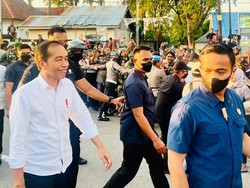 Disambut Ramai Warga di Baubau, Jokowi Jalan Kaki Menuju Hotel