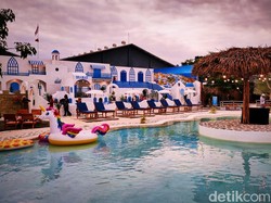 Menikmati Suasana Pantai di Cafe Beach Santorini Jember