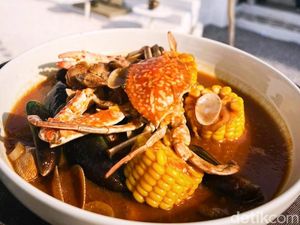 Bikin Ngiler! Seafood di Cafe Beach Santorini Jember Pakai Bumbu Khas Yunani Bikin Ngiler! Seafood di Cafe Beach Santorini Jember Pakai Bumbu Khas Yunani