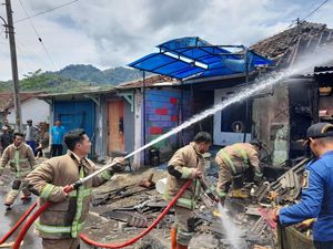 Listrik Sambar Botol Isi Bensin, Warung di Sukabumi Ludes Terbakar