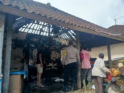 Diduga Akibat Korsleting, Rumah Warga di Kerambitan Tabanan Terbakar
