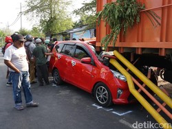 Antar Anak Jadi Petaka Saat Calya Tabrak Truk Tewaskan Pengemudinya