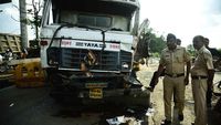 Penampakan Truk Seruduk Belasan Kendaraan di India