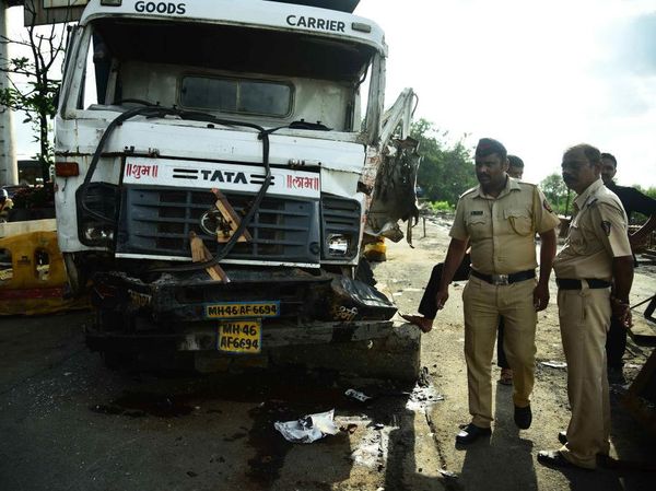 Penampakan Truk Seruduk Belasan Kendaraan di India