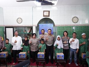 Korlantas Polri Bagikan Sembako ke Anak-anak Panti Asuhan di Jakbar