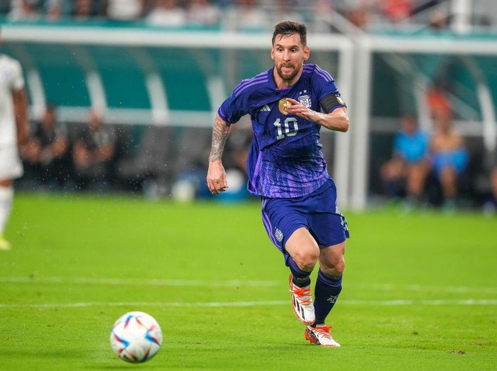 MIAMI GARDENS, FLORIDA - SEPTEMBER 23: Forward Lionel Messi #10 of Argentina runs with the ball during the international friendly match between Honduras and Argentina at Hard Rock Stadium on September 23, 2022 in Miami Gardens, Florida. (Photo by Eric Espada/Getty Images)