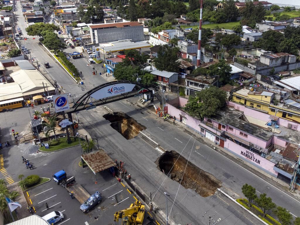Lubang Raksasa Bermunculan Lagi di Tengah Jalan Guatemala